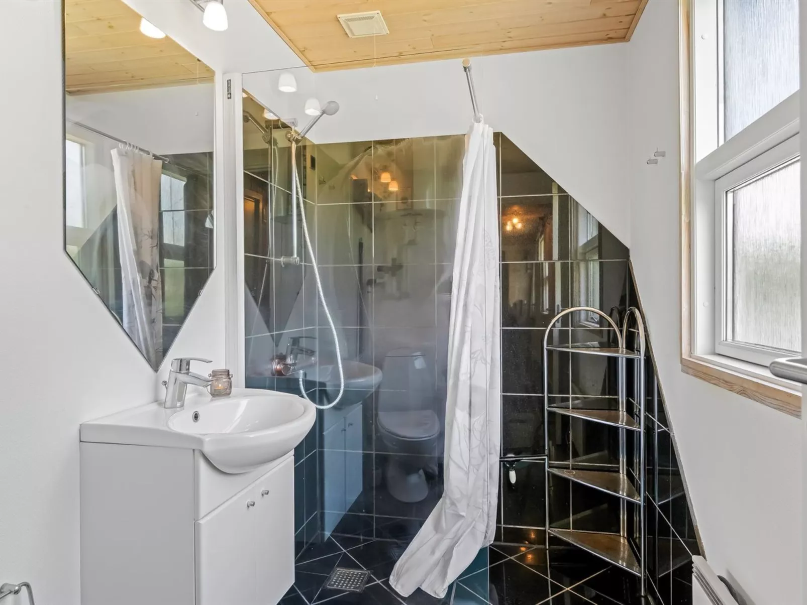 "Mina" - 600m to the fjord-Drinnen