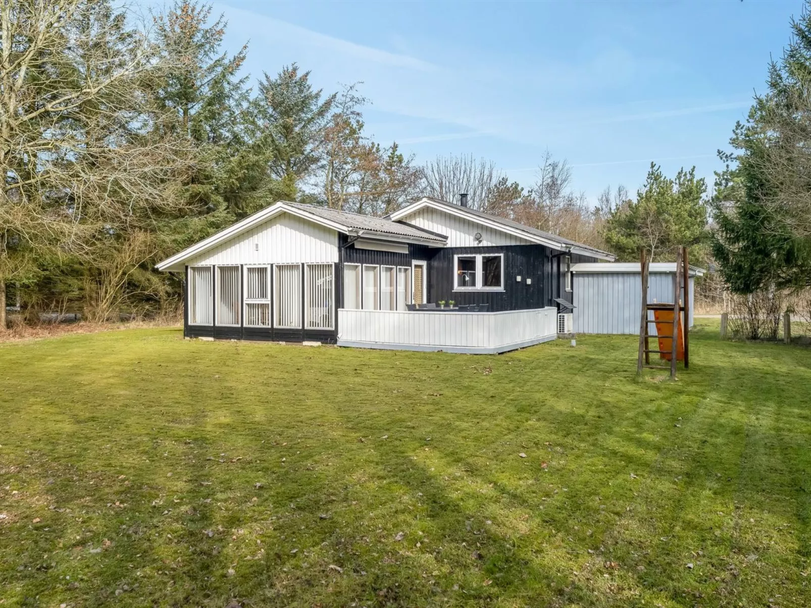 "Iris" - 200m to the fjord-Outside