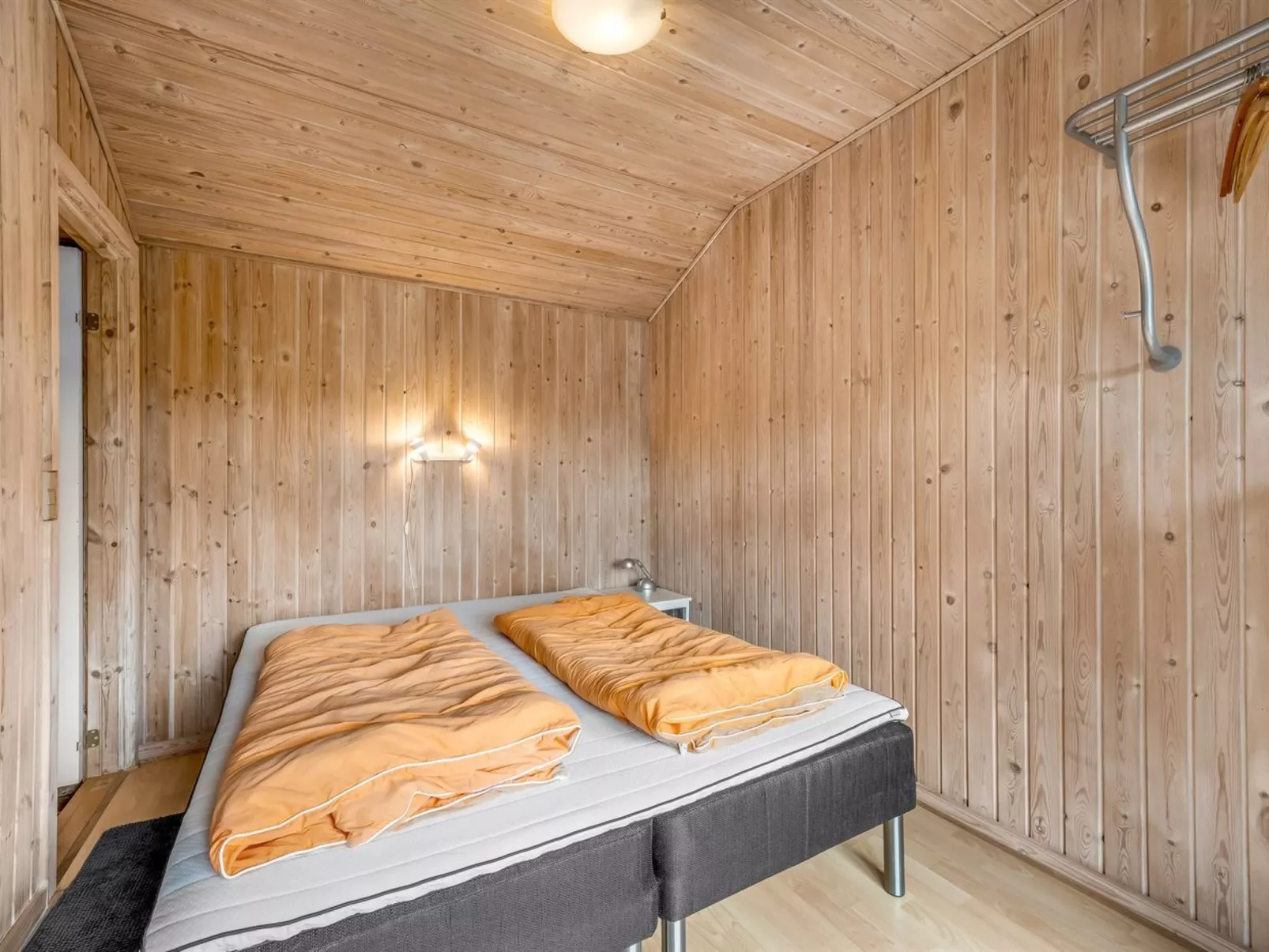 "Blesse" - 500m to the fjord-Drinnen