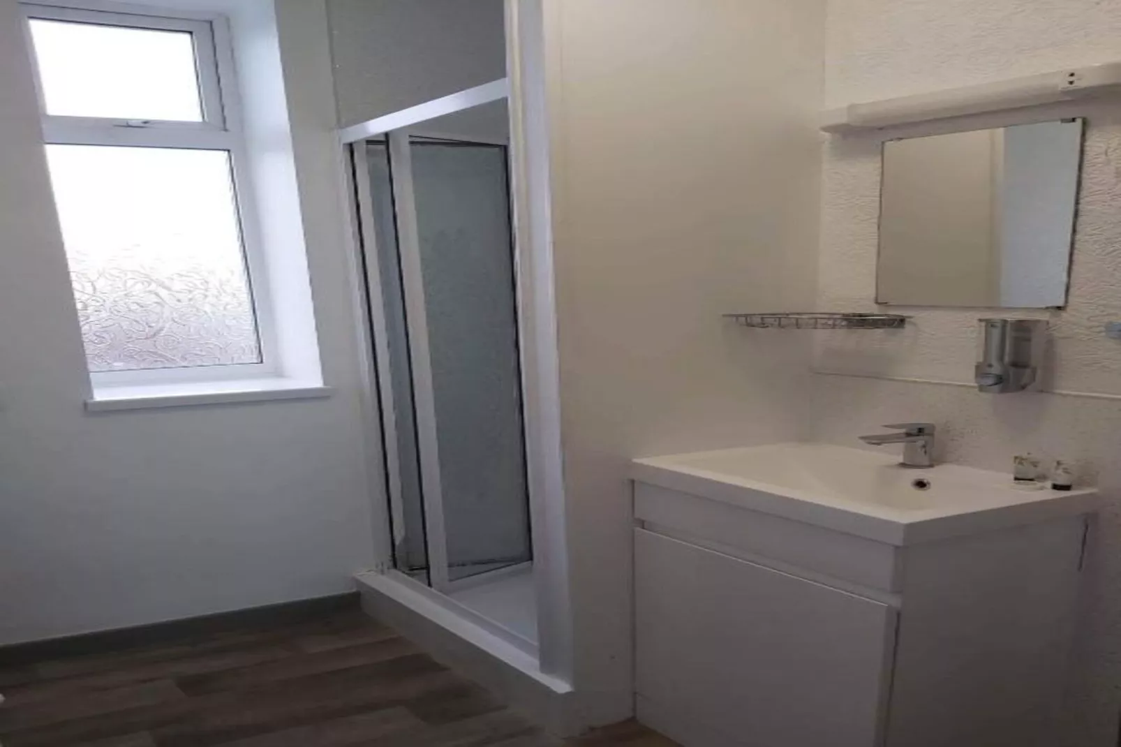 EN_SES015_Standard Single Room-Badezimmer