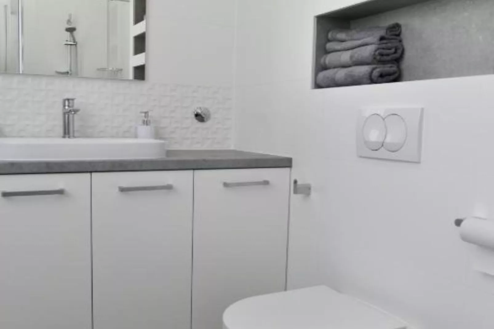 One Bedroom Apartment with Terrace and Garden View-Salle de bain