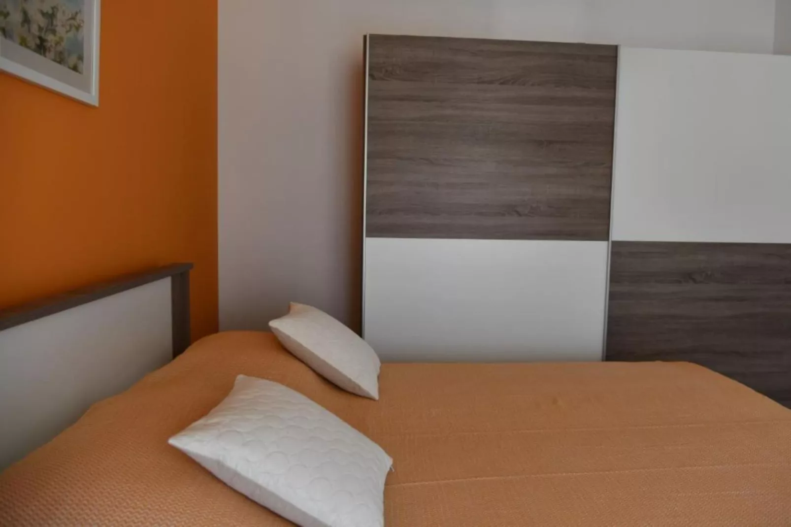 Two Bedroom Apartment with Balcony &  Garden View-Chambre