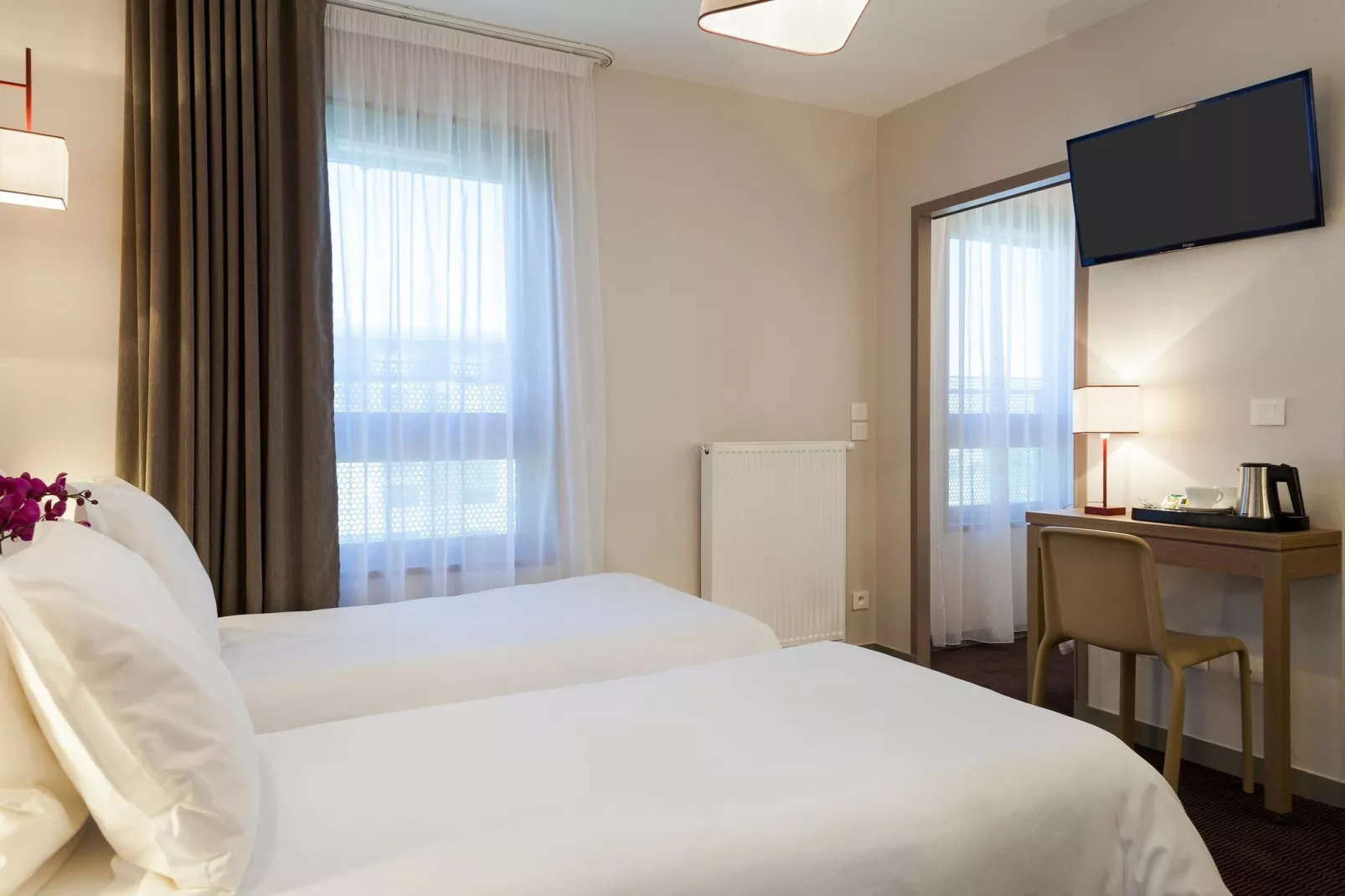 NEHÔ SUITES PORTE DE GENEVE - Triple Room-Bedroom
