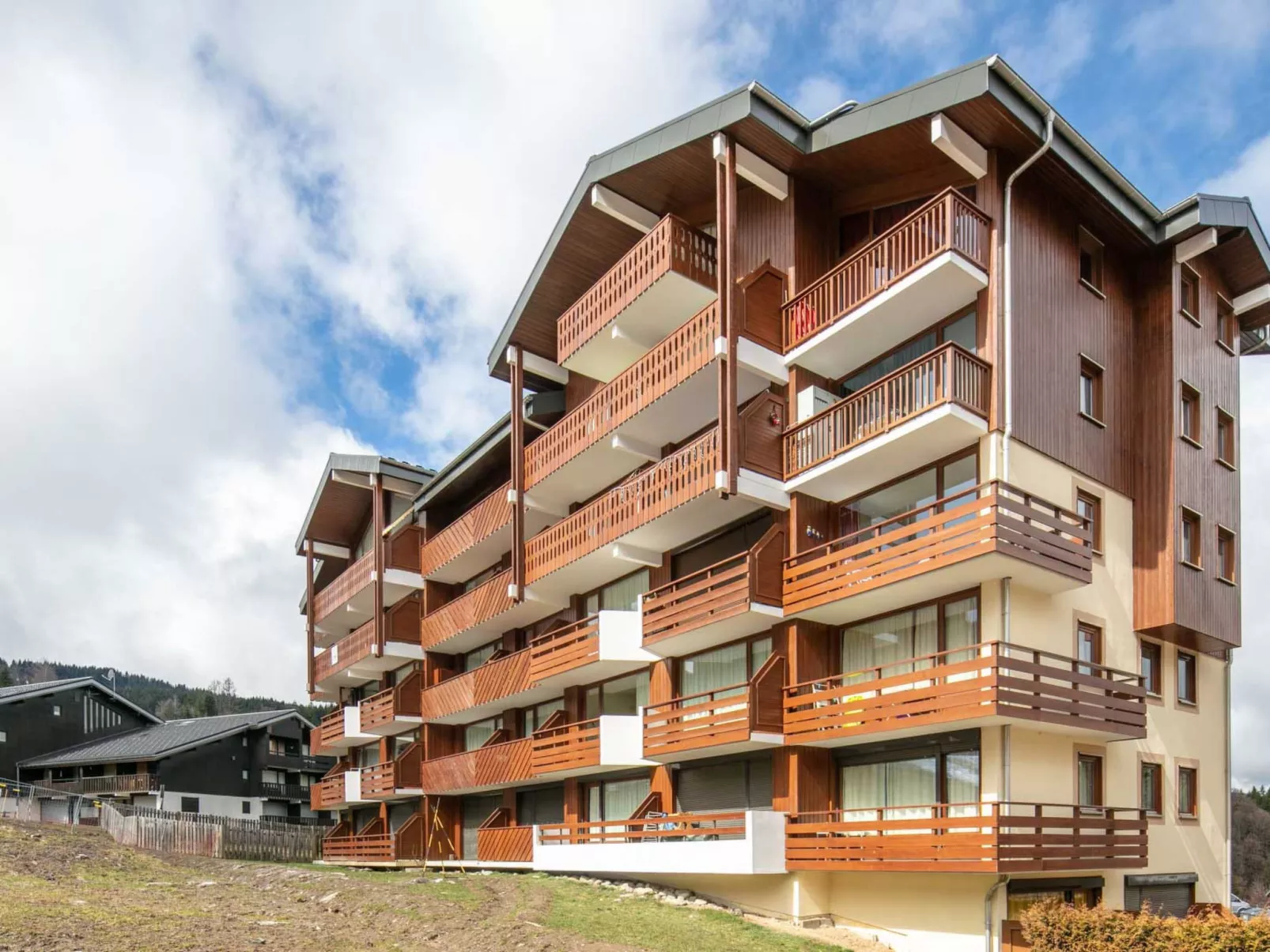 Les Eterlous-Outside