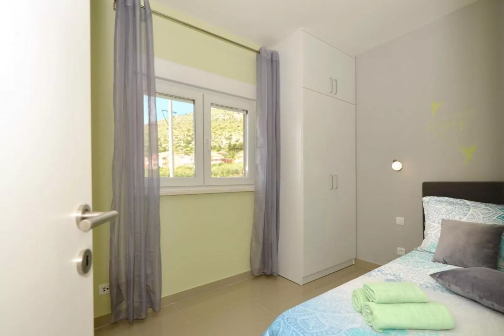 Apartment Sunshine Trogir - Three Bedroom Apartment with Balcony-Chambre
