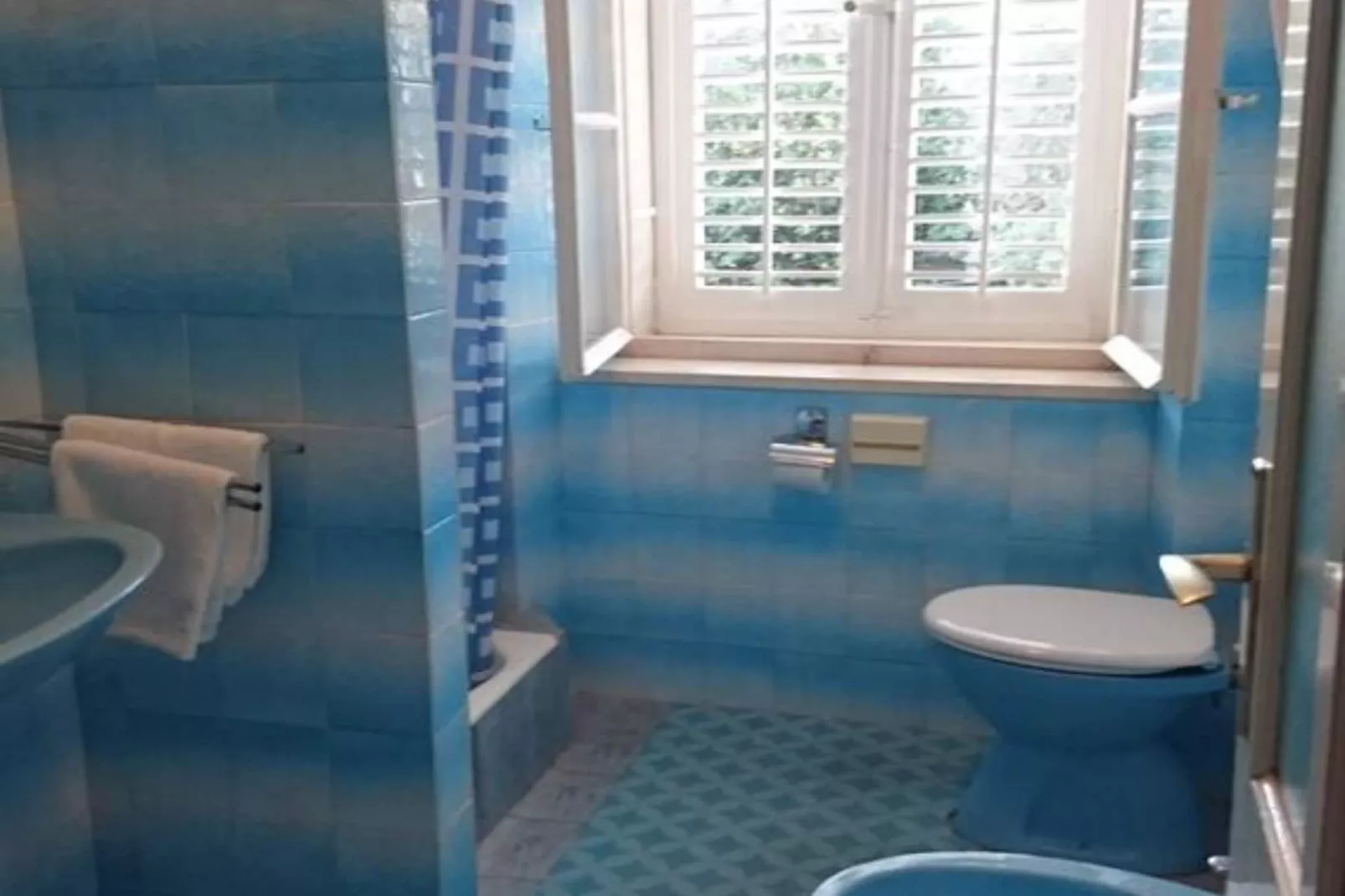 Four bedroom apartment-Bathroom