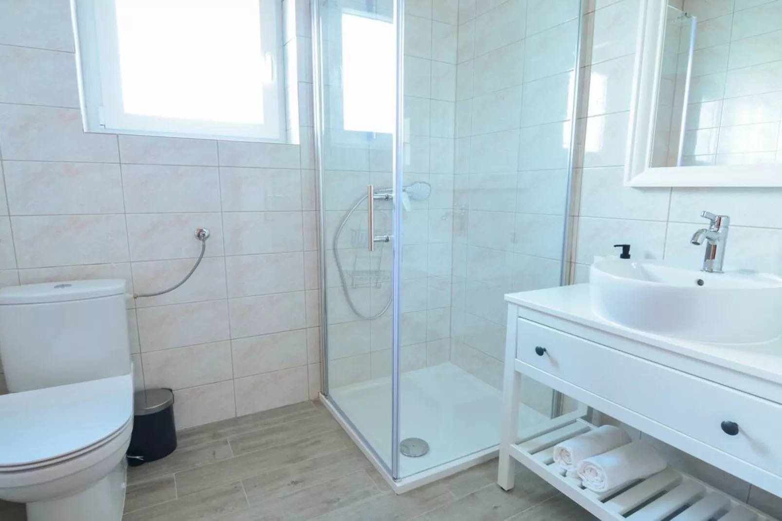 Villa With Pool-Badezimmer