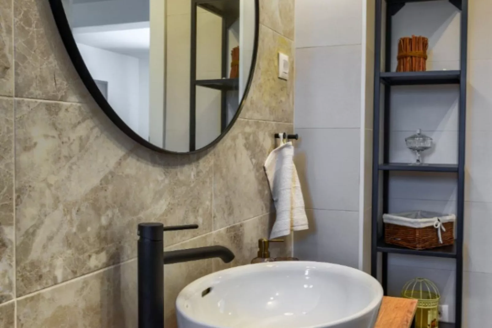 RUSTIC VILLA PEROSA WITH HEATED POOL-Badezimmer