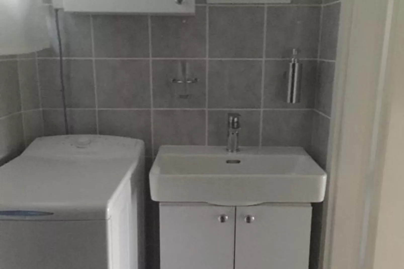 Beach House - 2m from beach - Three Bedroom House-Bathroom