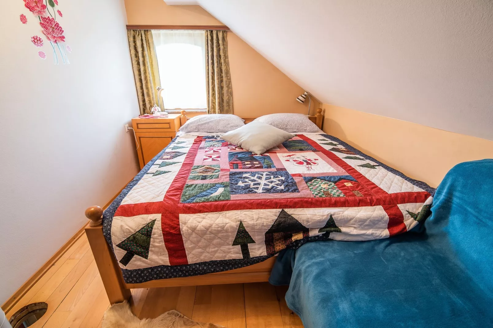 Vivid Hillside Country House with Hot-Tub and Sauna - Two Bedroom Country House-Bedroom