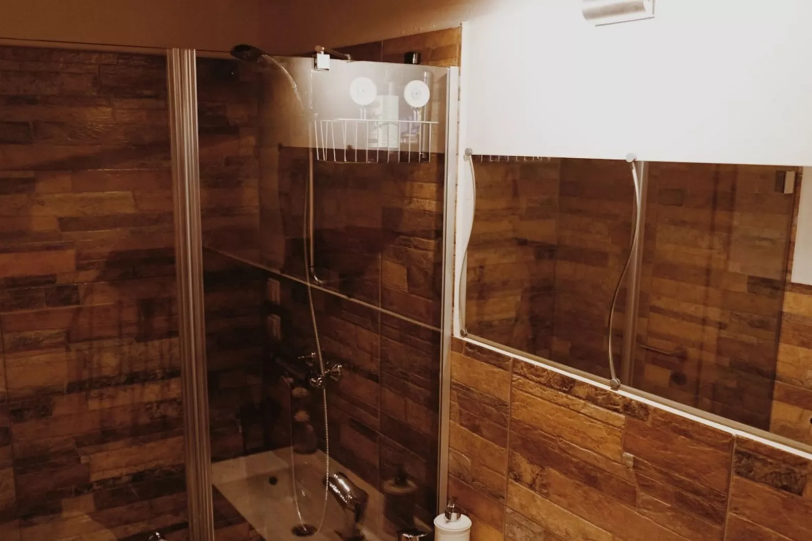 Rustic Refuge Glamping with Hot-Tub and Sauna - Double room with Terrace-Bathroom