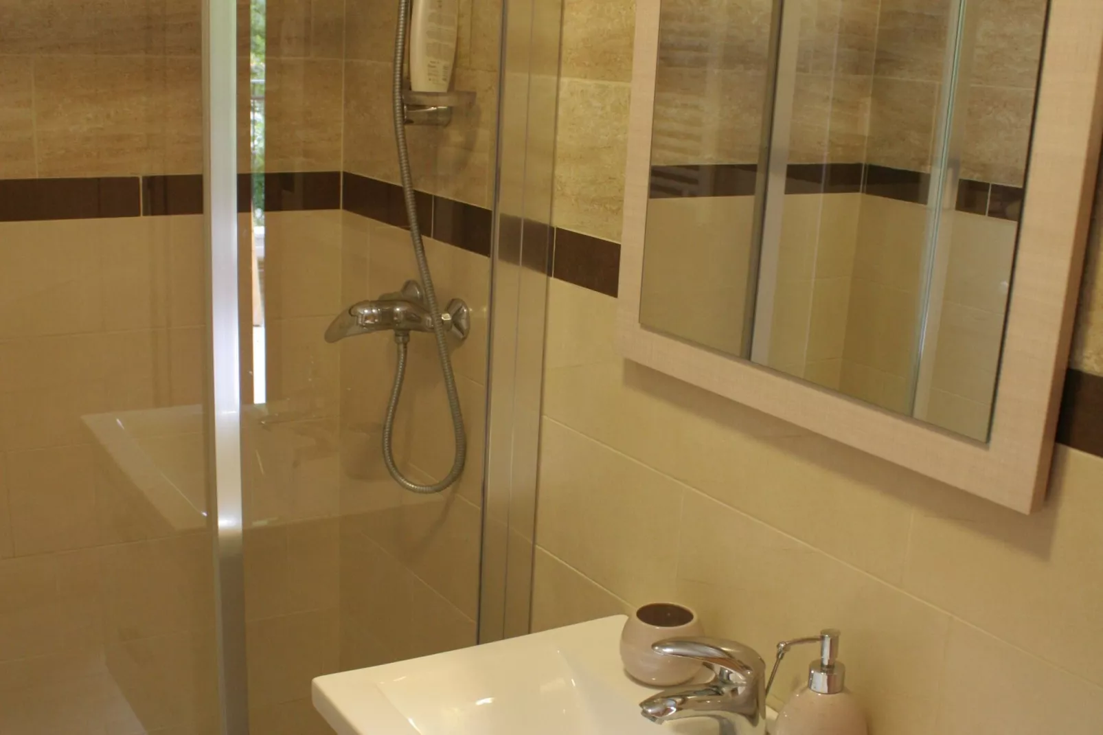 Riverside Rustic Ridge Apartments with Balcony - Two Bedroom Apartment with Balcony-Bathroom