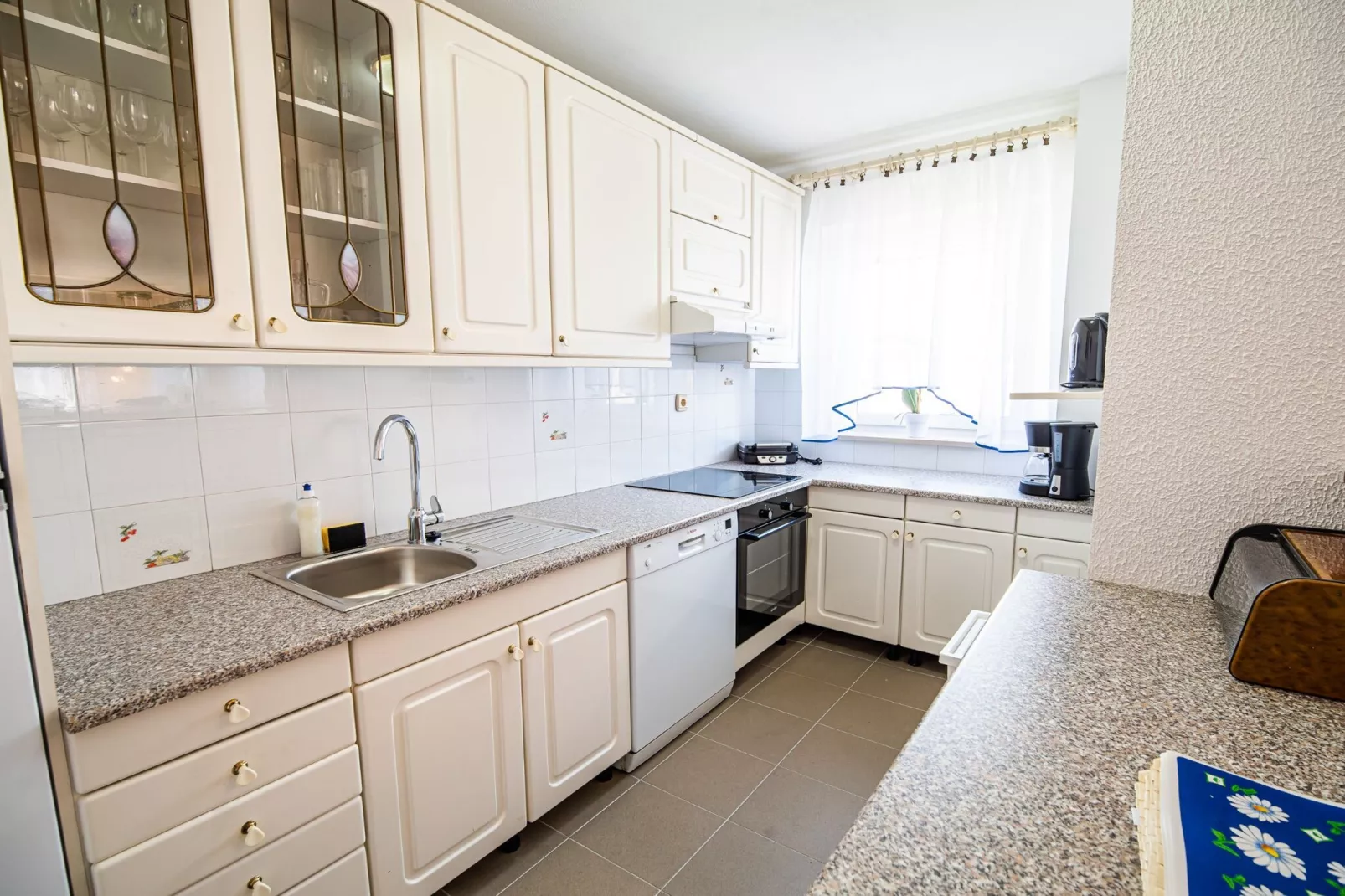 Mountain View Haven Apartments - Two Bedroom Apartment with Balcony-Küche