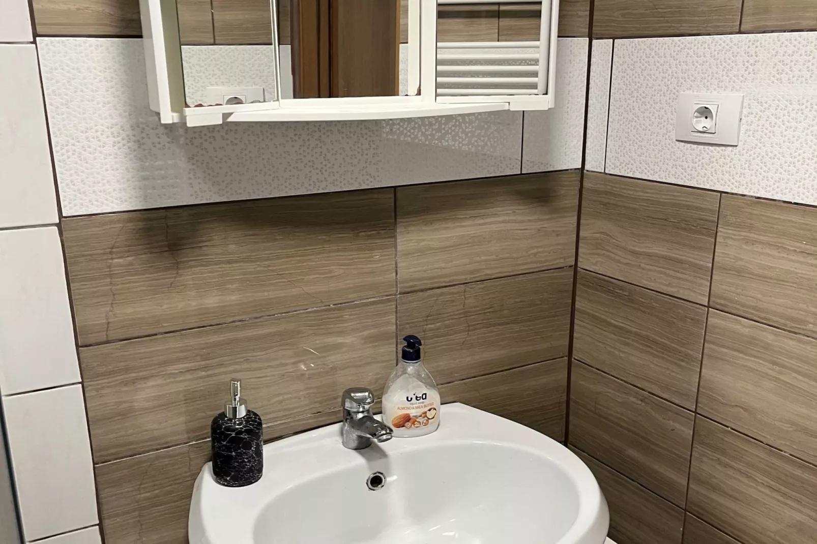 Meadow Tranquil Apartments with Evergreen Garden - One Bedroom Apartment-Bathroom