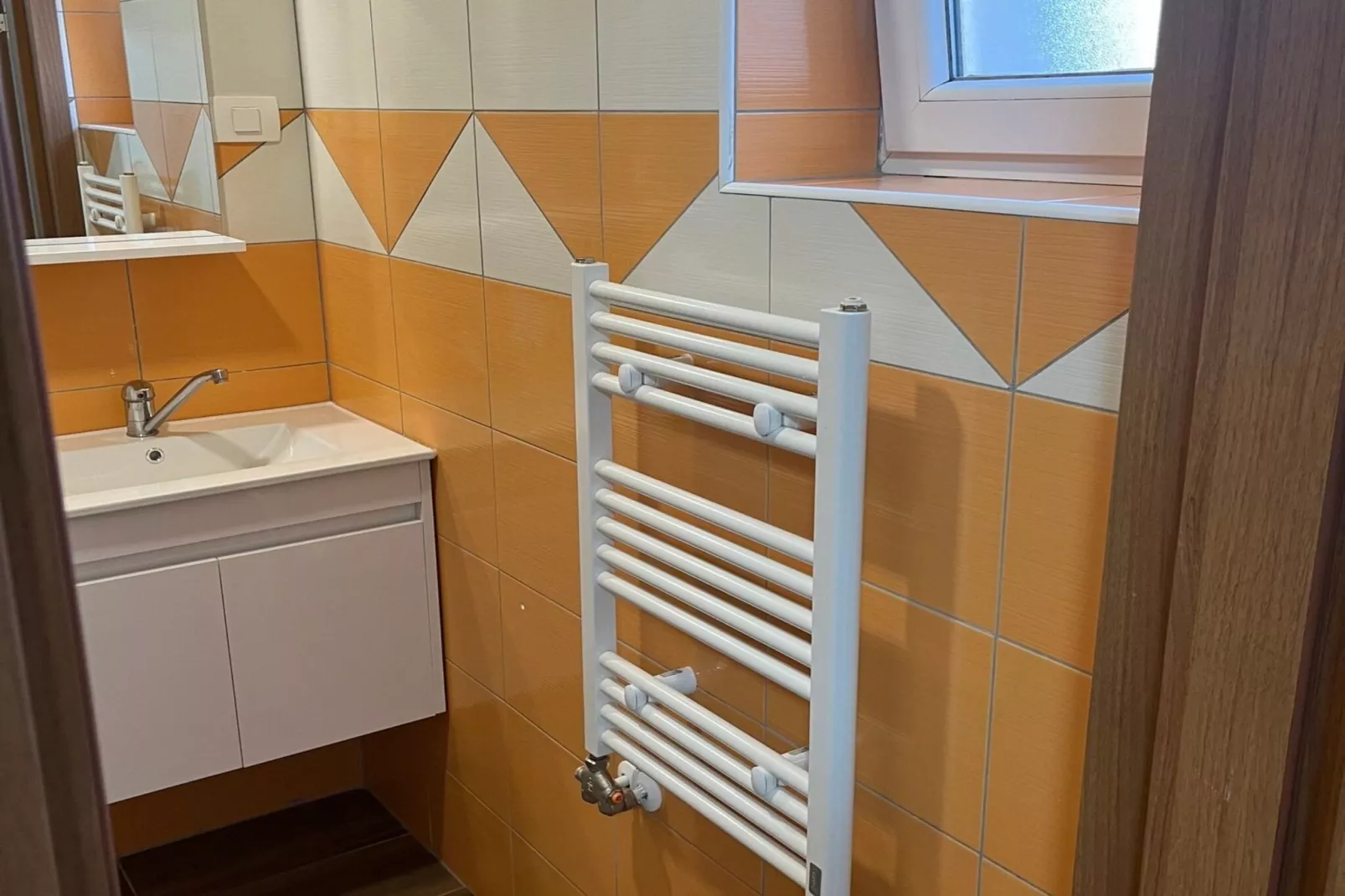 Meadow Tranquil Apartments with Evergreen Garden - Two Bedroom Apartment-Bathroom