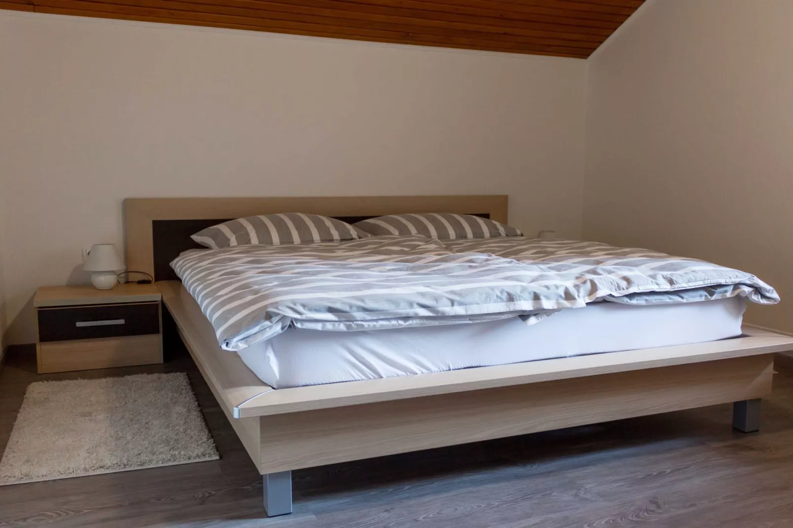 Cozy Holiday Home with Garden, BBQ, and Outdoor Dining Area in Rečica ob Savinji - Two Bedroom Apartment-Schlafzimmer