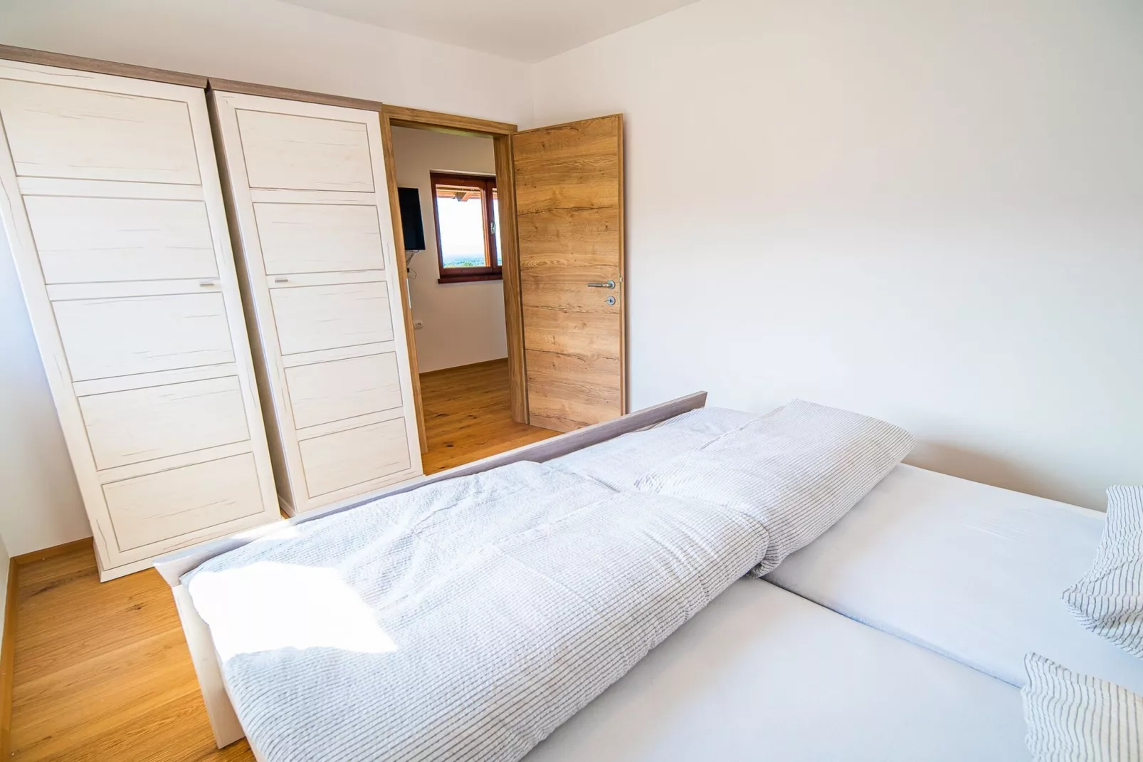 Serene Hollow Holiday Home with Mountain View - Two Bedroom Holiday Home with Mountain View-Chambre