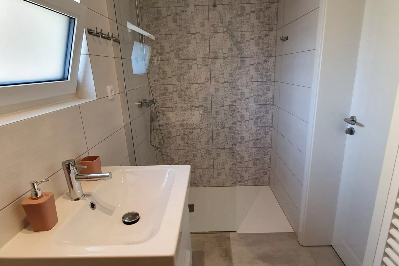 Komen Getaway Holiday Home with Balcony - Four Bedroom Holiday Home with Balcony-Badezimmer