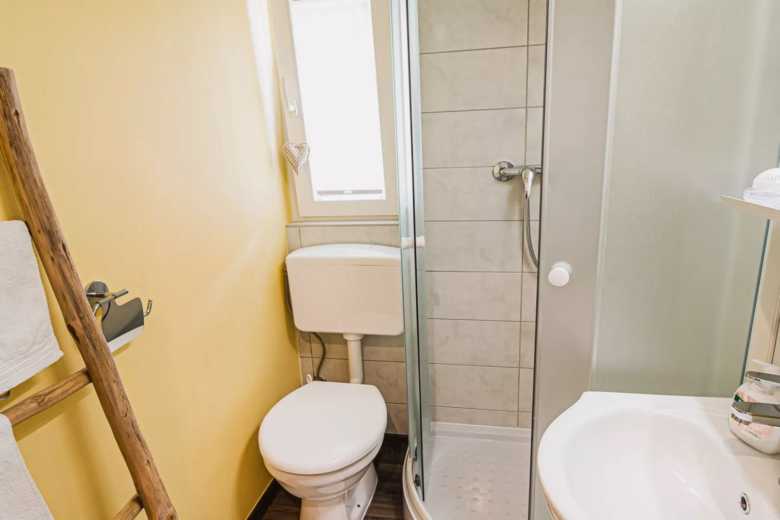 Enchanting Rural Apartment with Terrace - Studio Apartment with Terrace-Bathroom