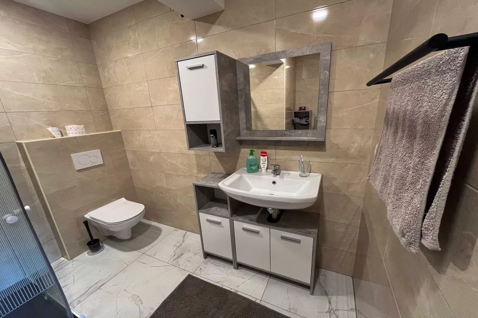 Delightful Cozy Riverside Apartment - One Bedroom Apartment with Terrace-Badezimmer