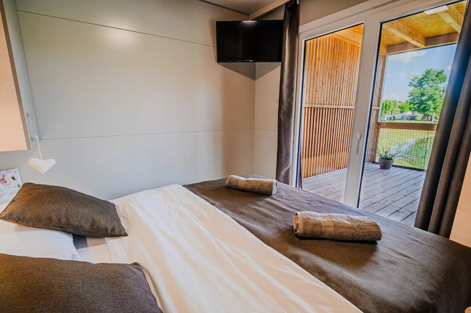 Lakeside Luxury Retreat Mobile Homes with Thermal Riviera Tickets - Three Bedroom Mobile Home 15\/021-Bedroom