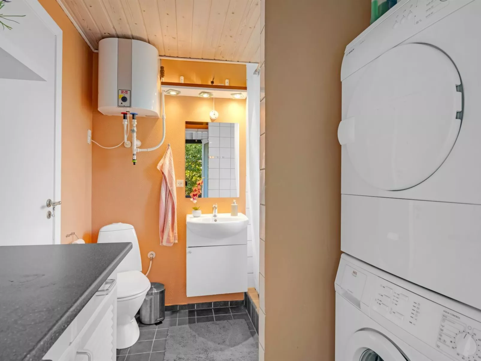 "Sjarlotte" - 400m to the fjord-Inside