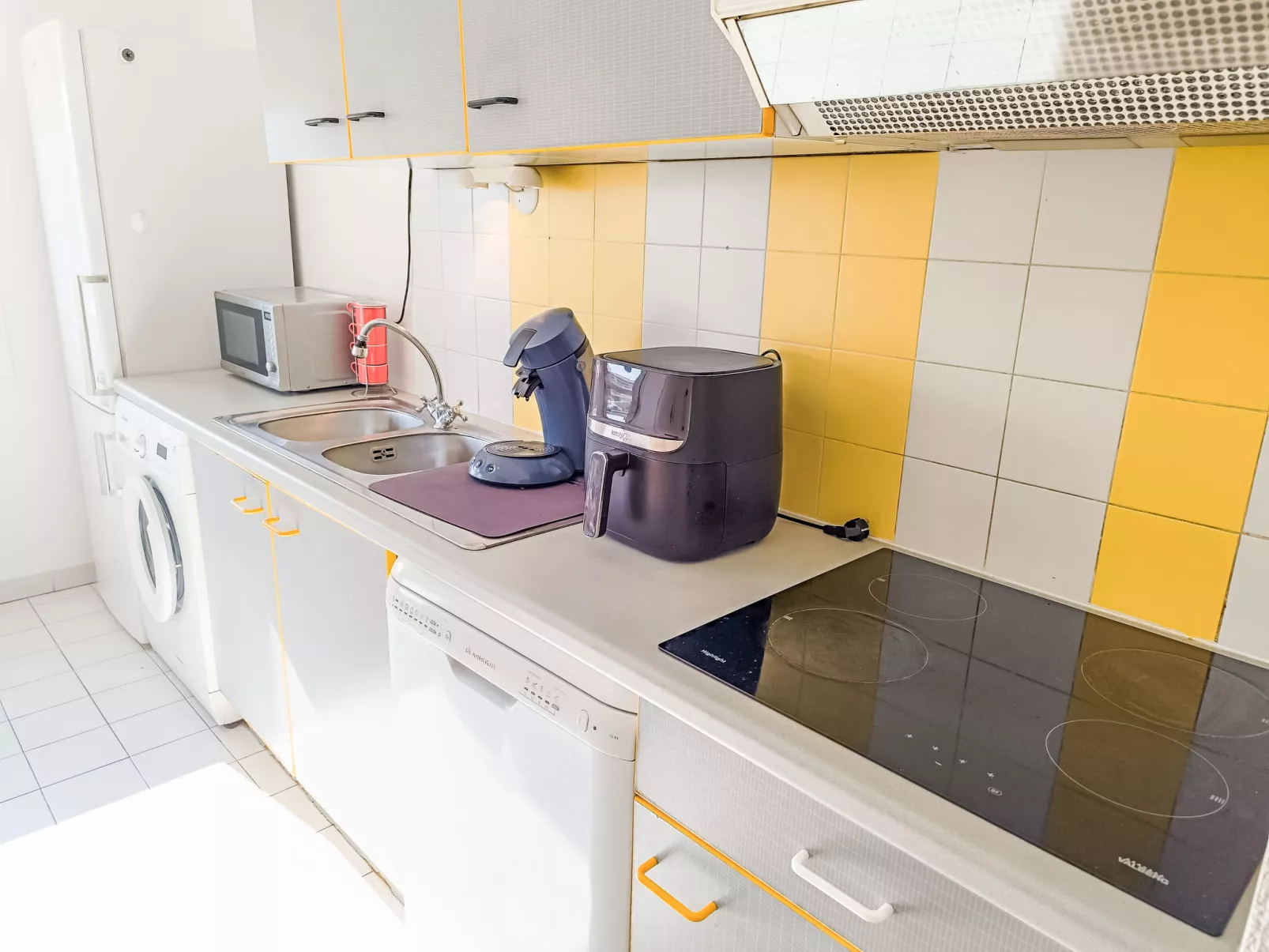 Port d'Attache-Inside