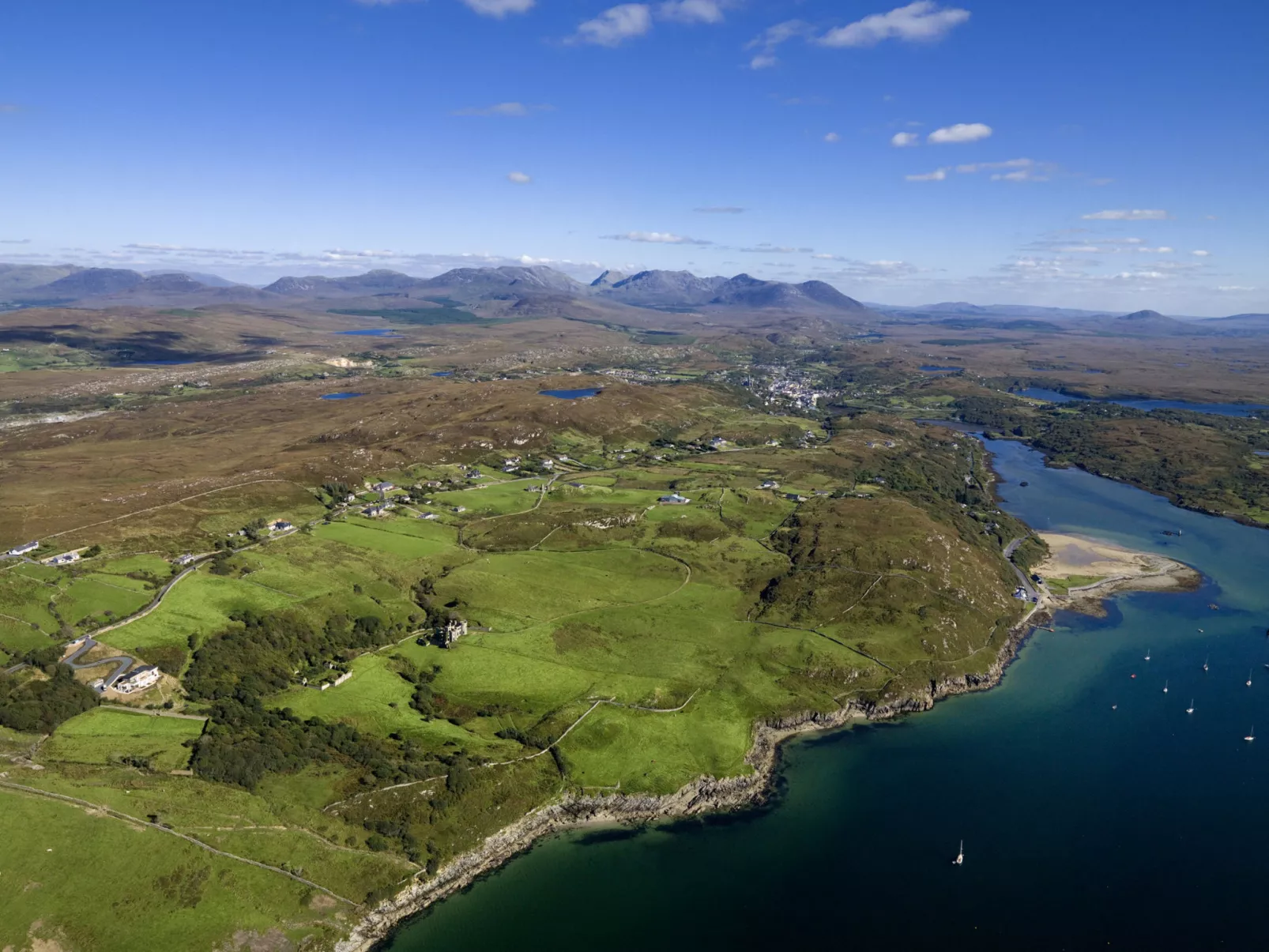 Bridies Holiday Cottage Roundstone-Outside
