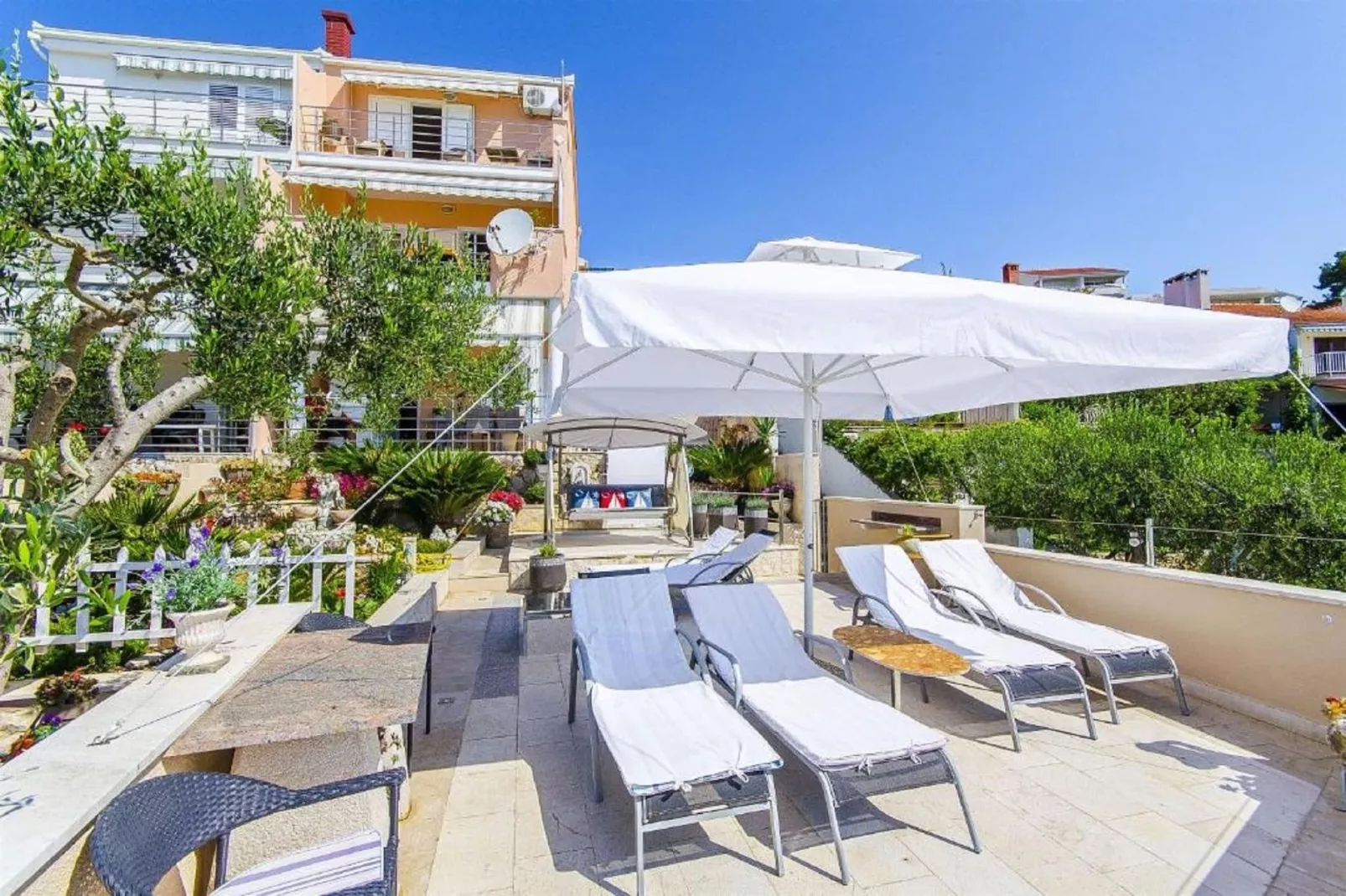 Apartments Nives -Standard Two Bedroom Apartment   (A1)-Terrasse