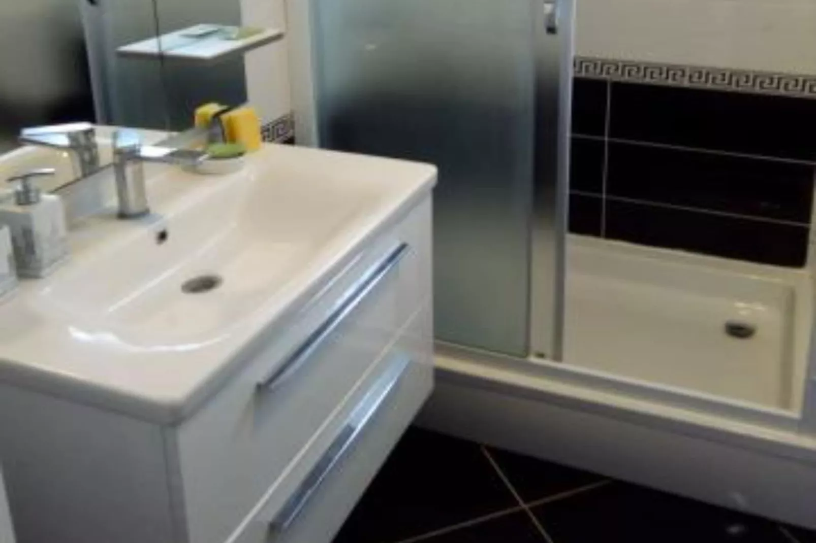 Two-Bedroom Apartment With Terrace-Badezimmer