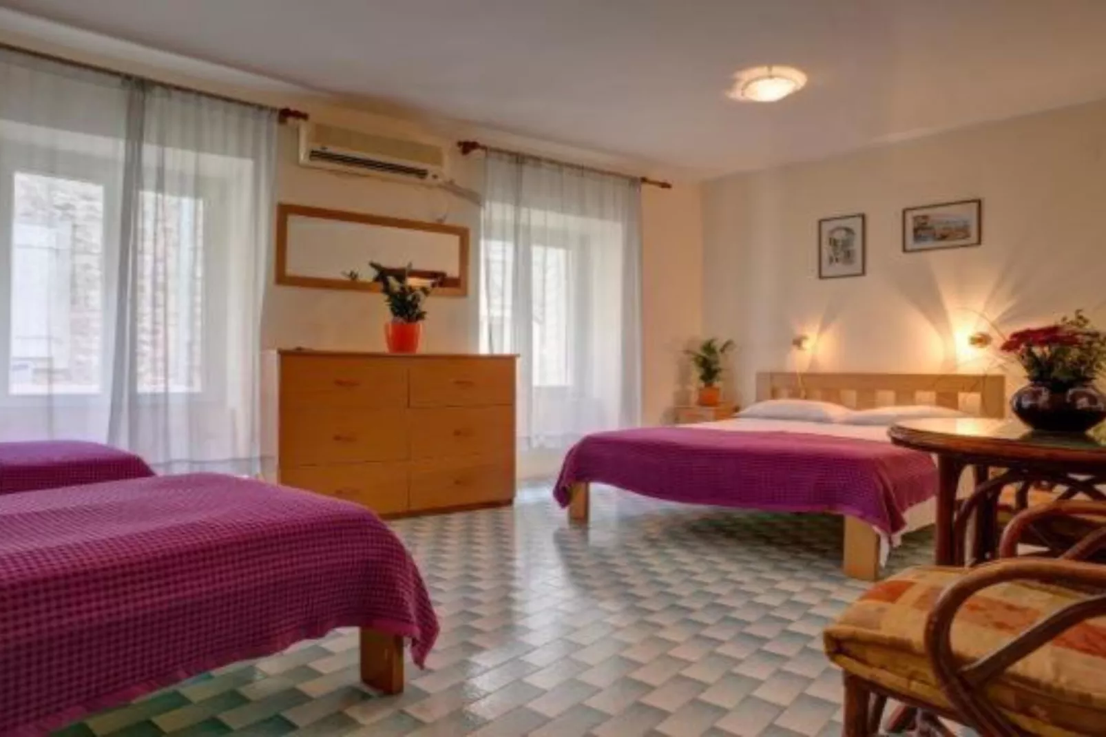 Quaint & Affordable Stay in Budva Traditional Stone House - Family Room 2-Schlafzimmer