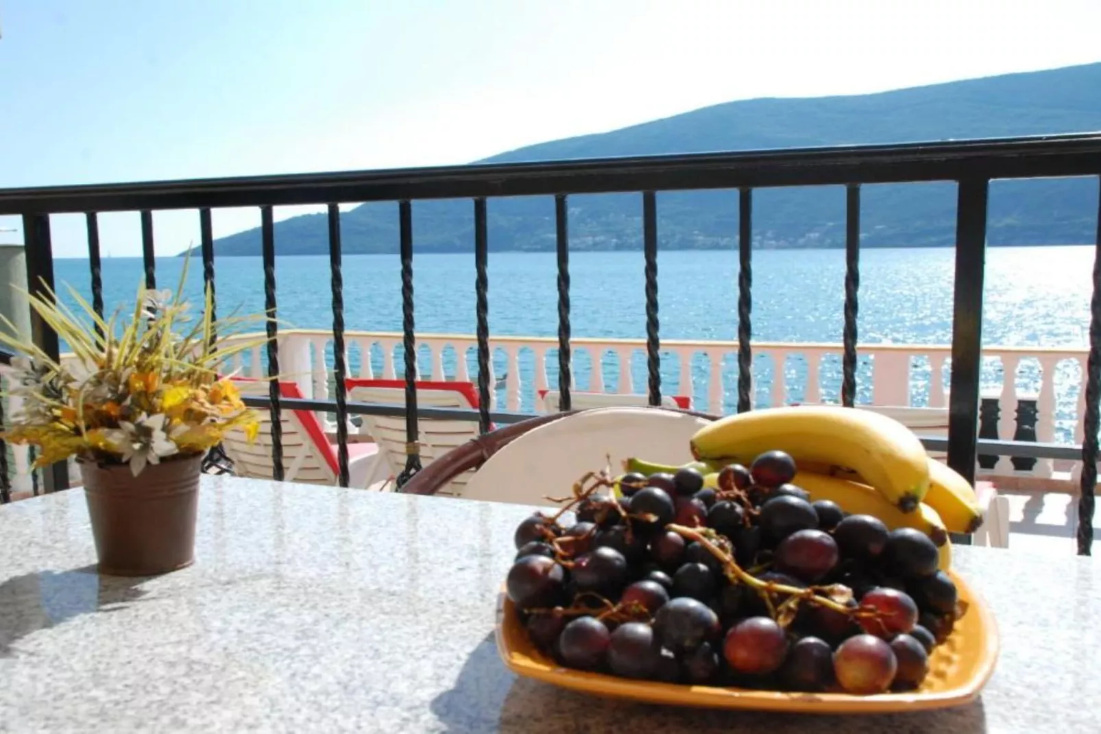 Stunning Beachfront Stay in Herceg Novi -  One Bedroom Apartment B-Terrasse / balcon