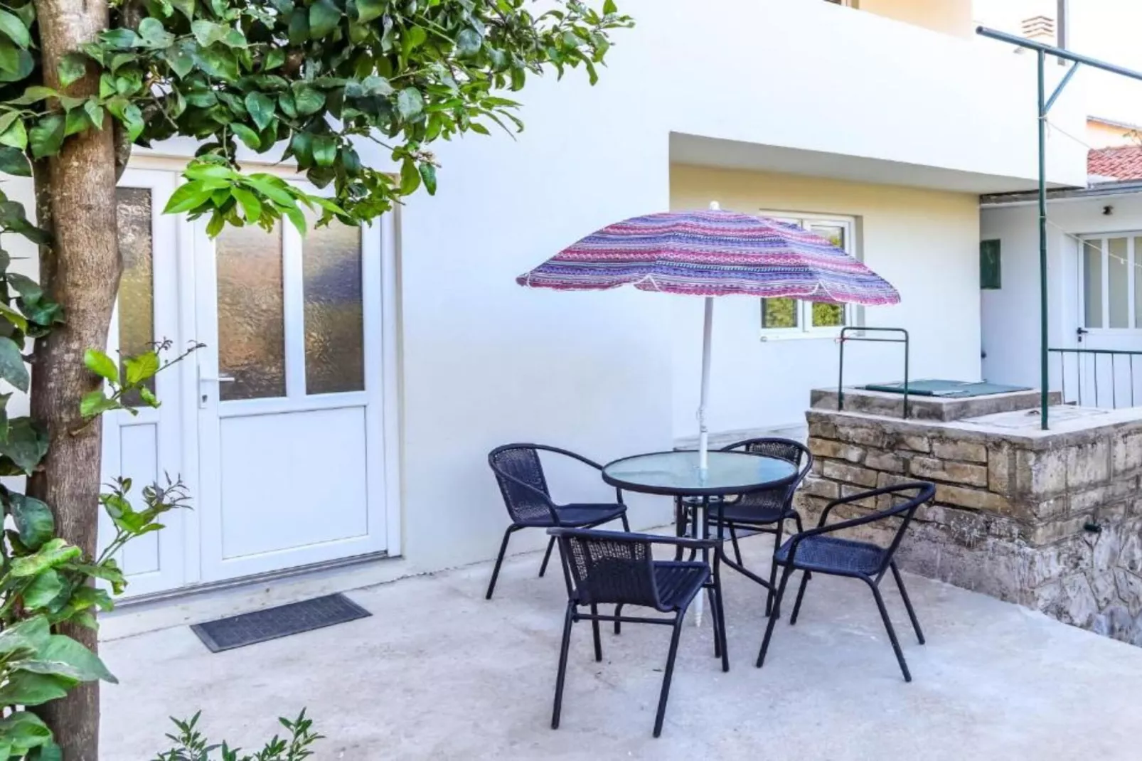 Beachfront Escape – Steps from the Crystal-Clear Sea - One Bedroom Apartment 1-Terrasse / balcon