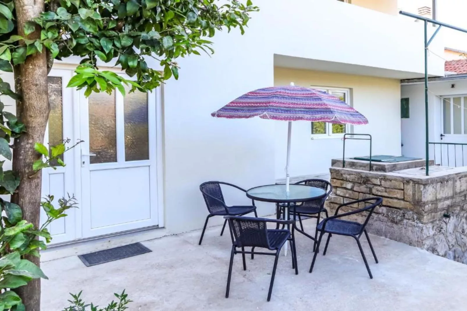 Beachfront Escape – Steps from the Crystal-Clear Sea - One Bedroom Apartment 2-Terrasse/Balkon