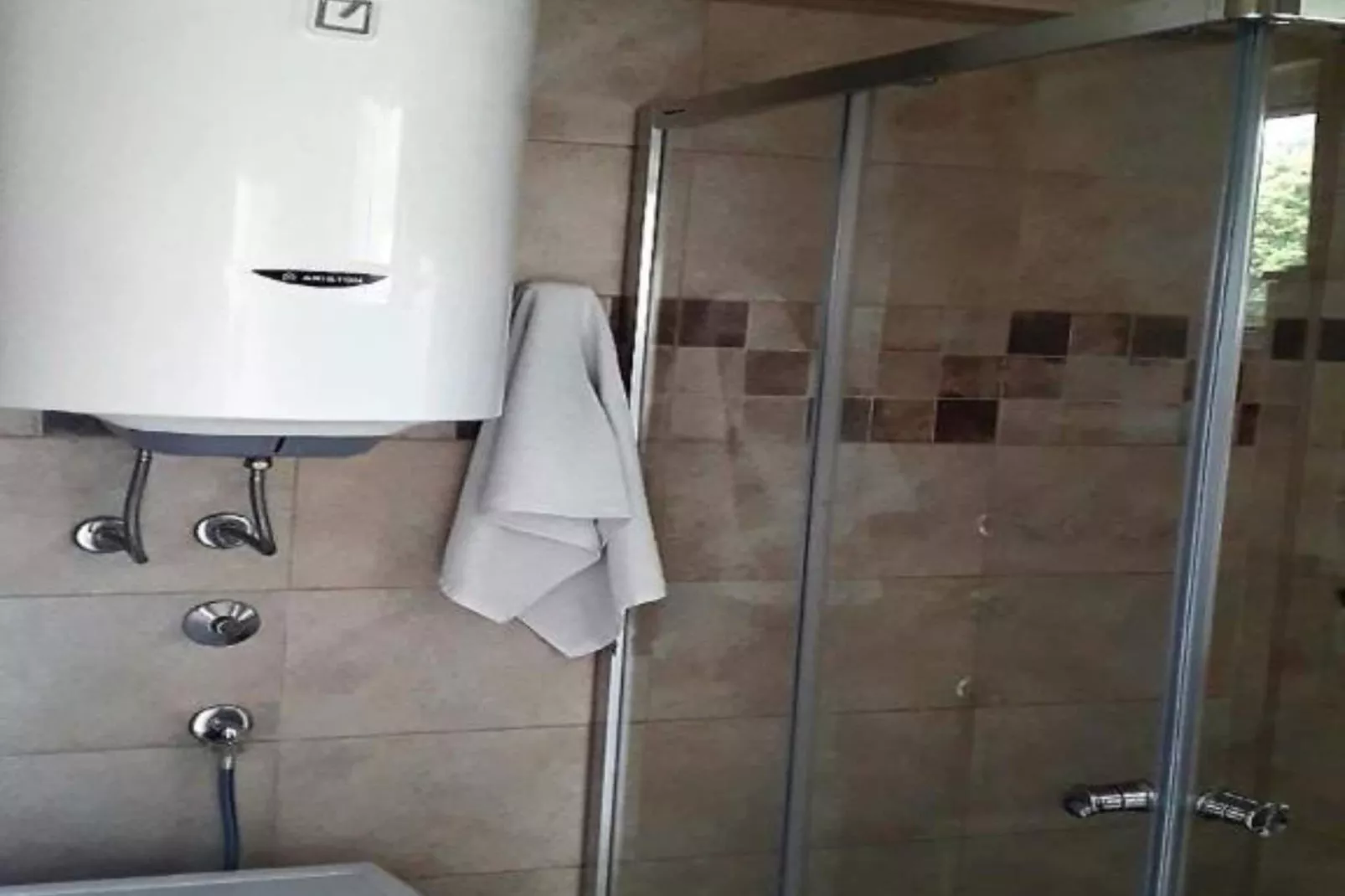 Adriatic Haven – Cozy Tivat Apartment with a Terrace - One Bedroom Apartment-Salle de bain