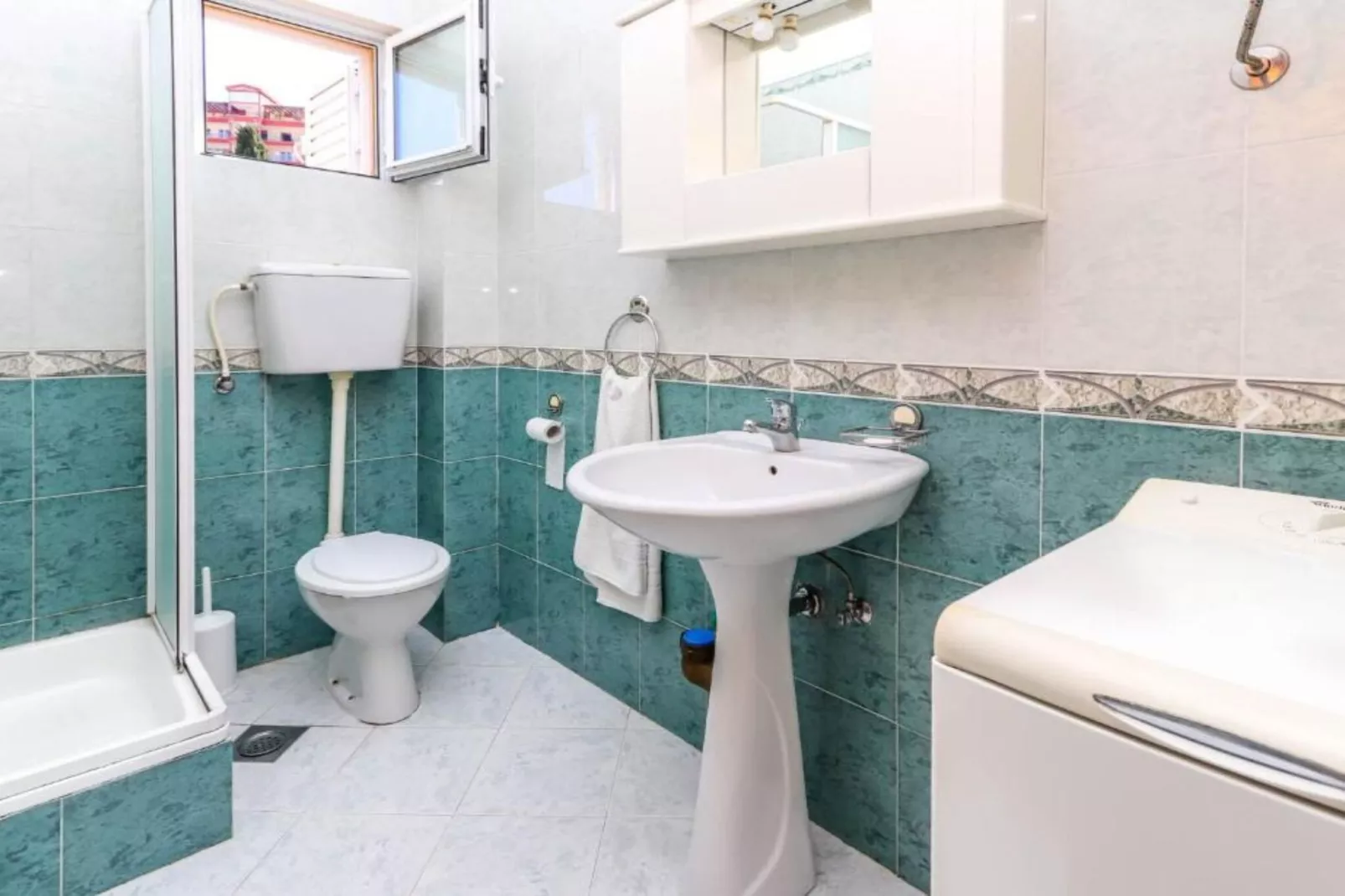 Relaxing Apartment on Budva Coastline - One Bedroom Apartment-Bathroom