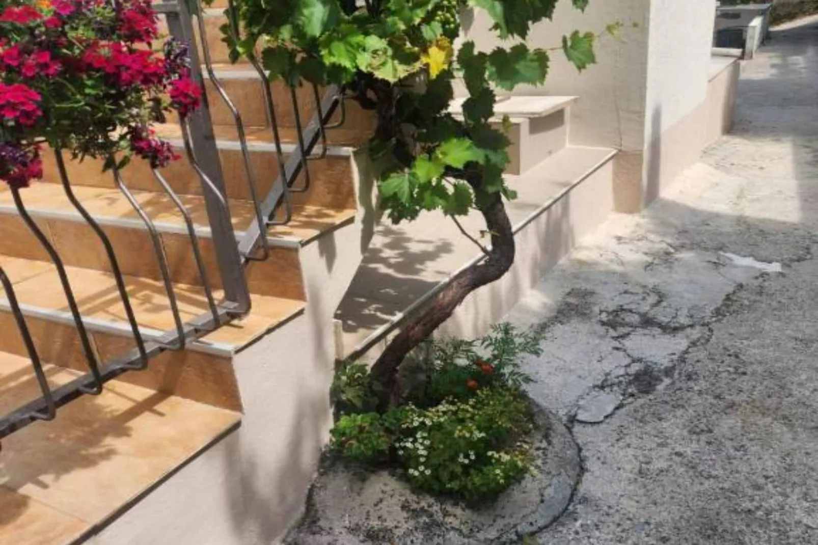 Deluxe City Escape with Modern Comforts & Garage - Double Room-Im Freien