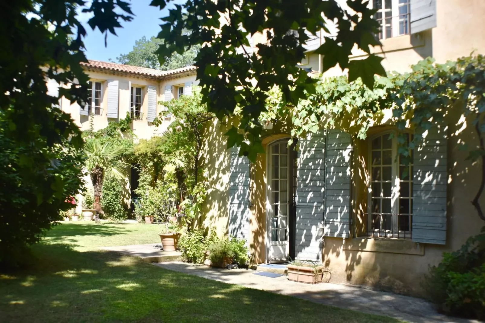 Mas de Corinne-Exterior in summer