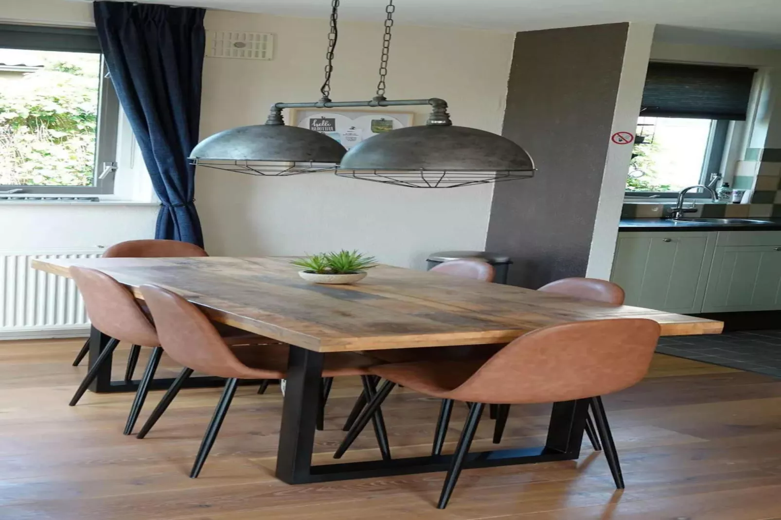 6 - Person Forest Pet & Family Bungalow-Esszimmer