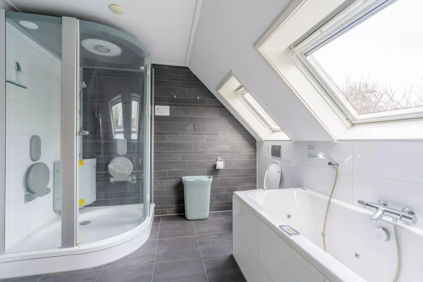 Kamperfoelie 55-Bathroom