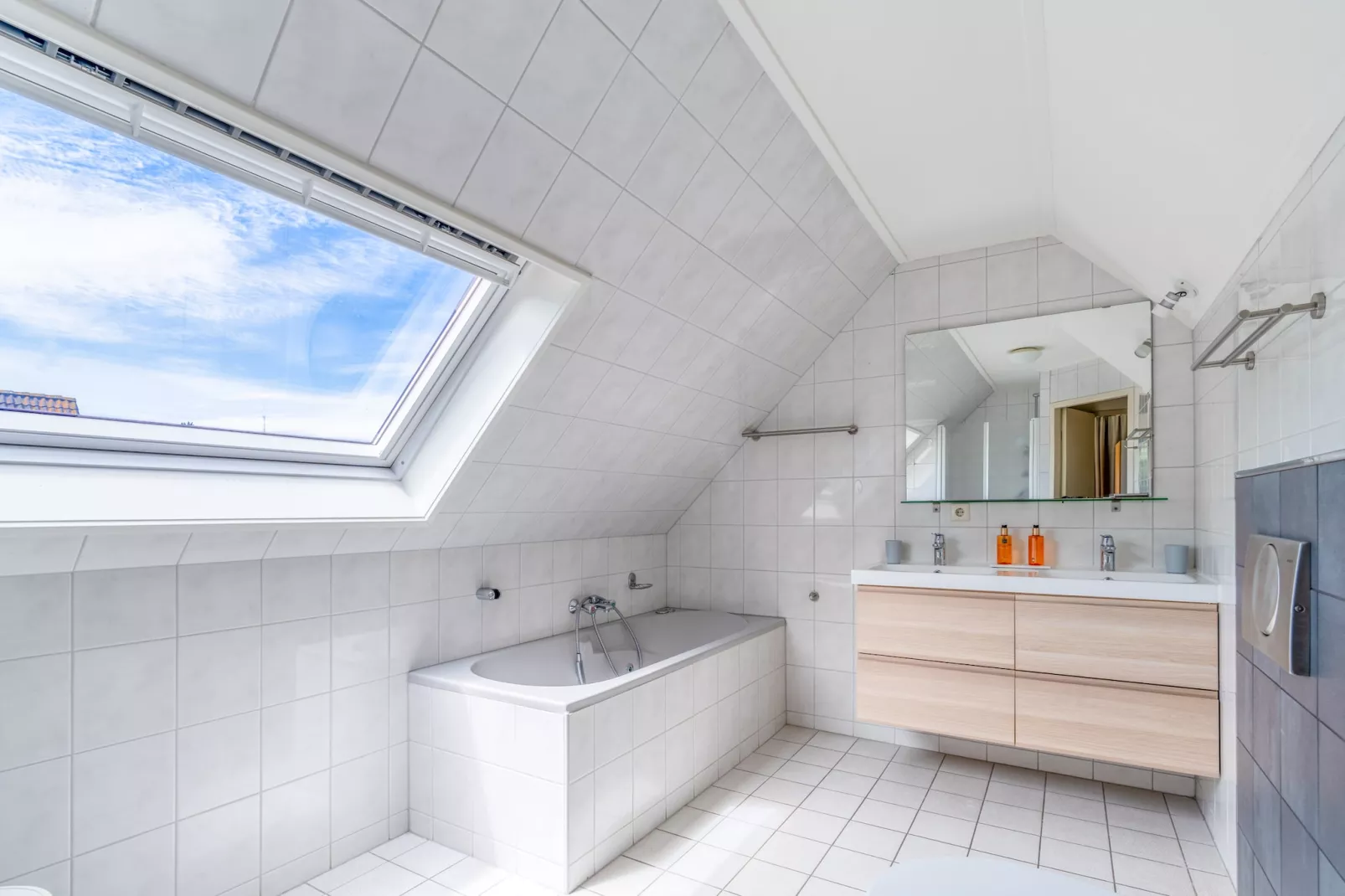 Kamperfoelie 85-Bathroom