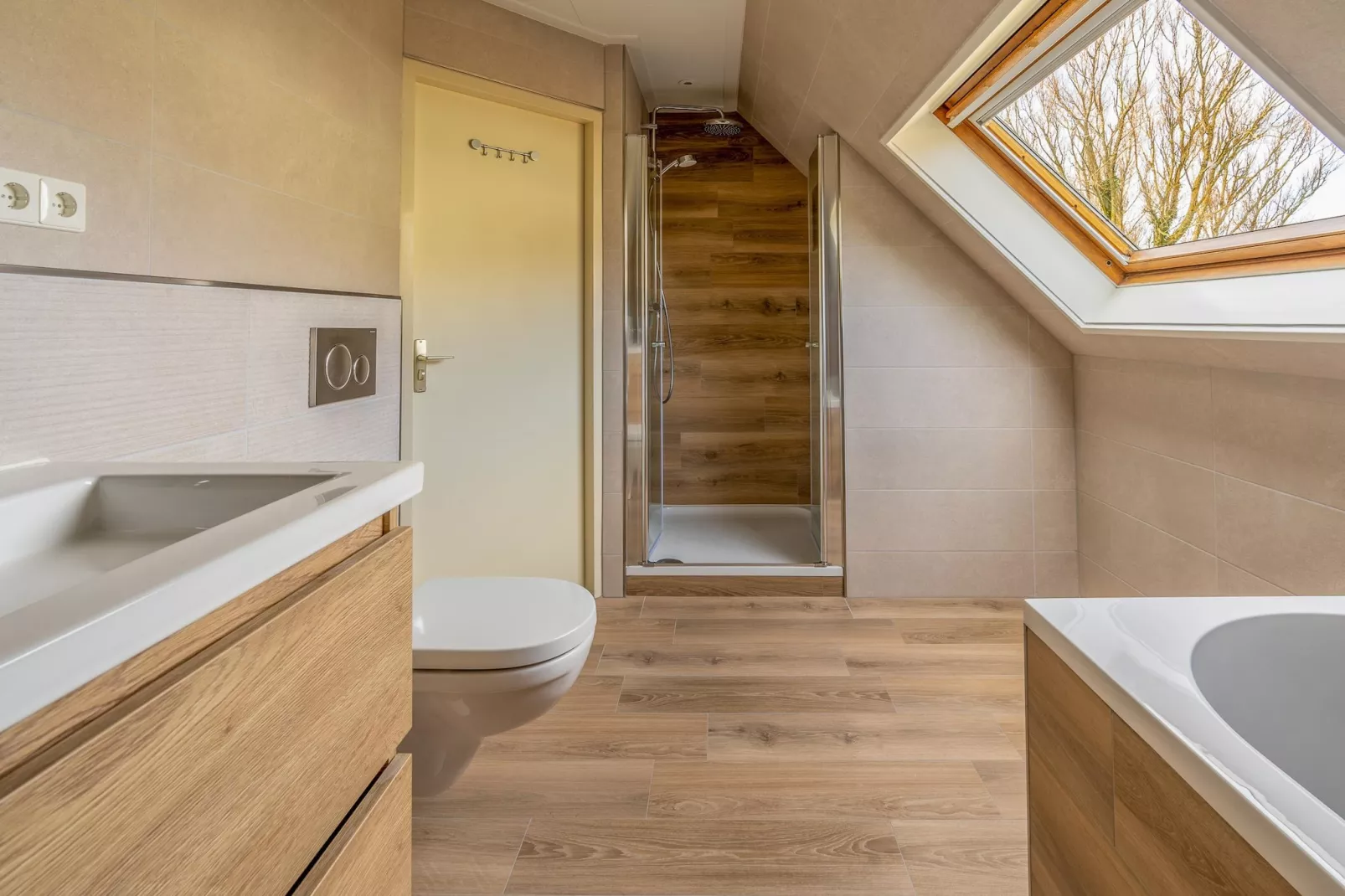 Kamperfoelie 45-Bathroom