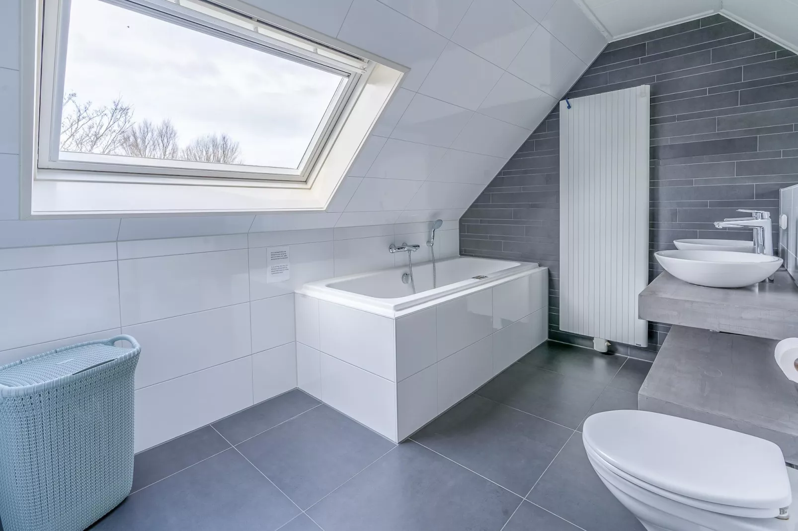 Kamperfoelie 49-Bathroom