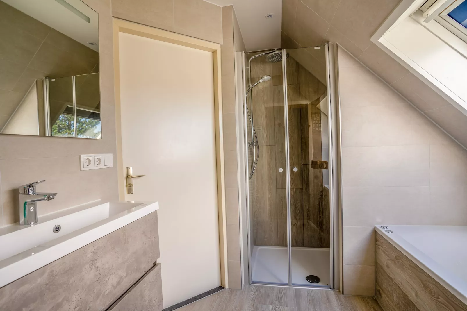 Kamperfoelie 91-Bathroom