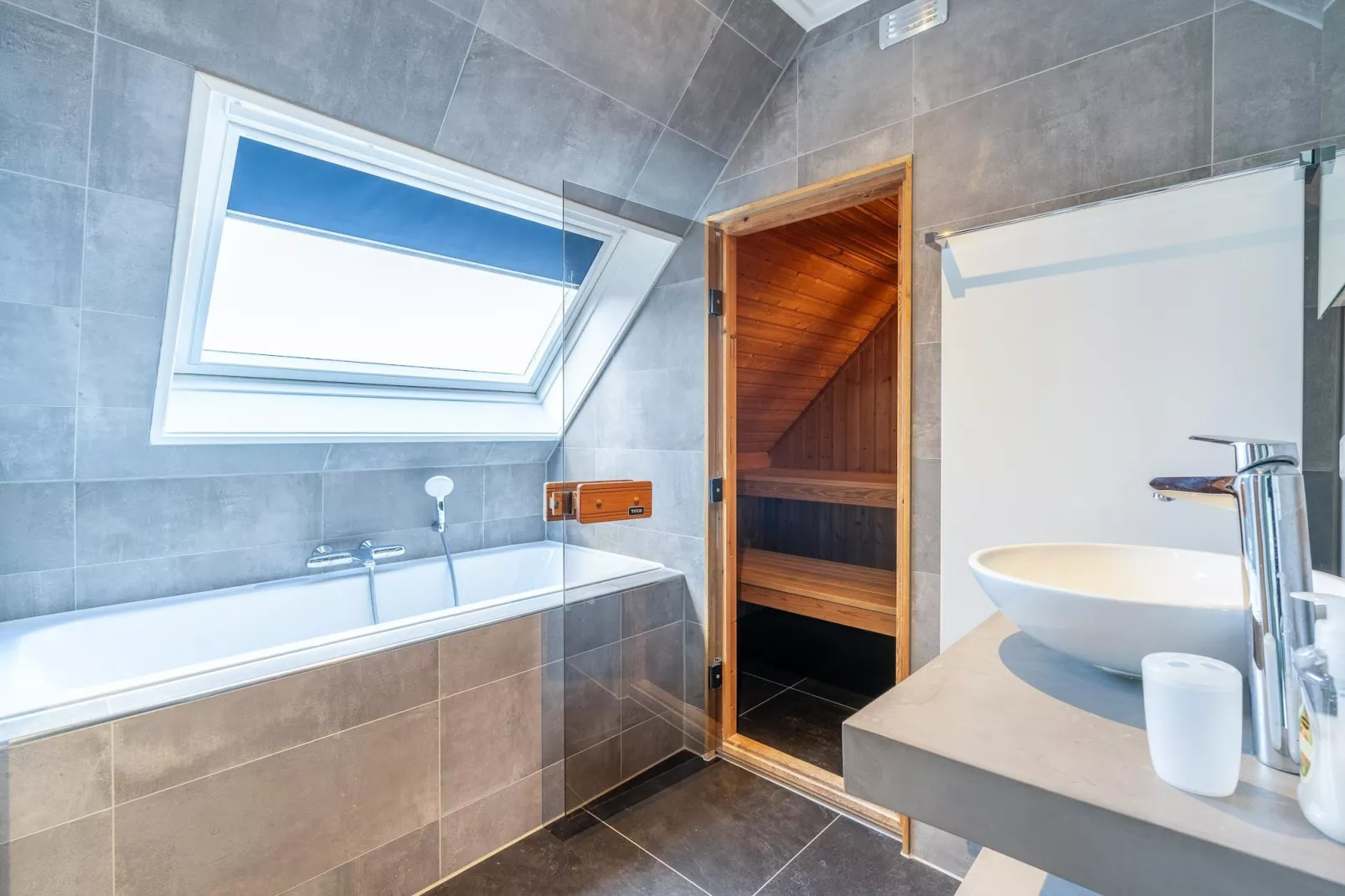 Kamperfoelie 93-Bathroom