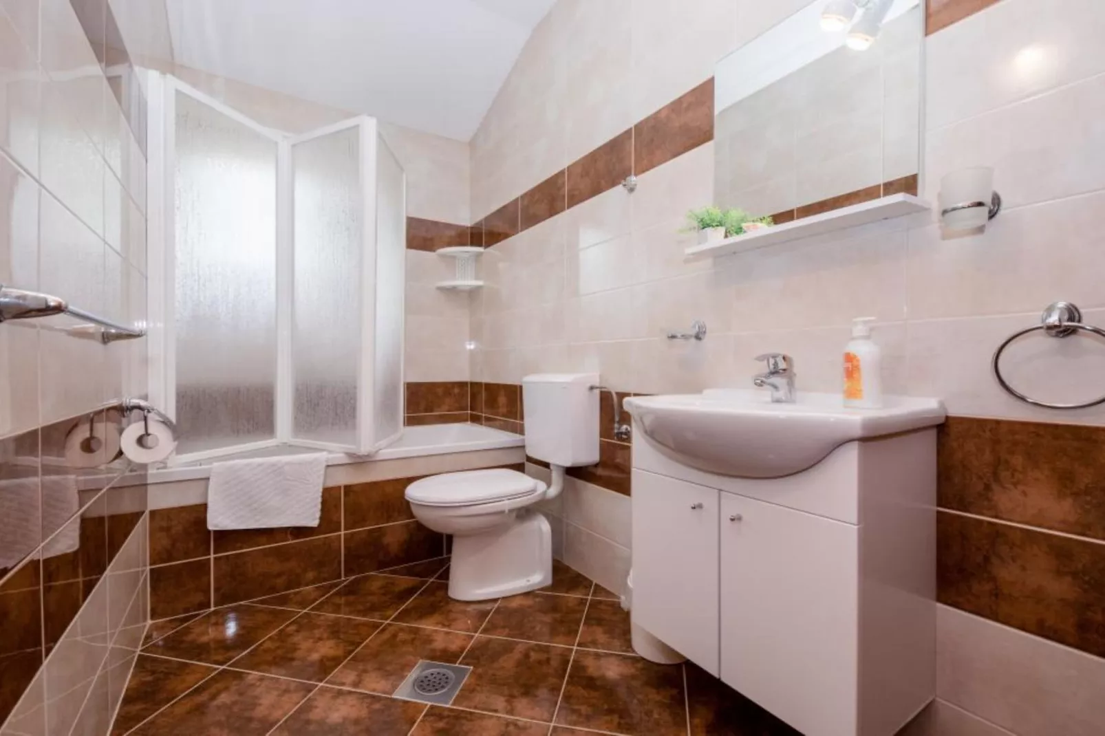 Three Bedroom Apartment with Terrace 2-Bathroom