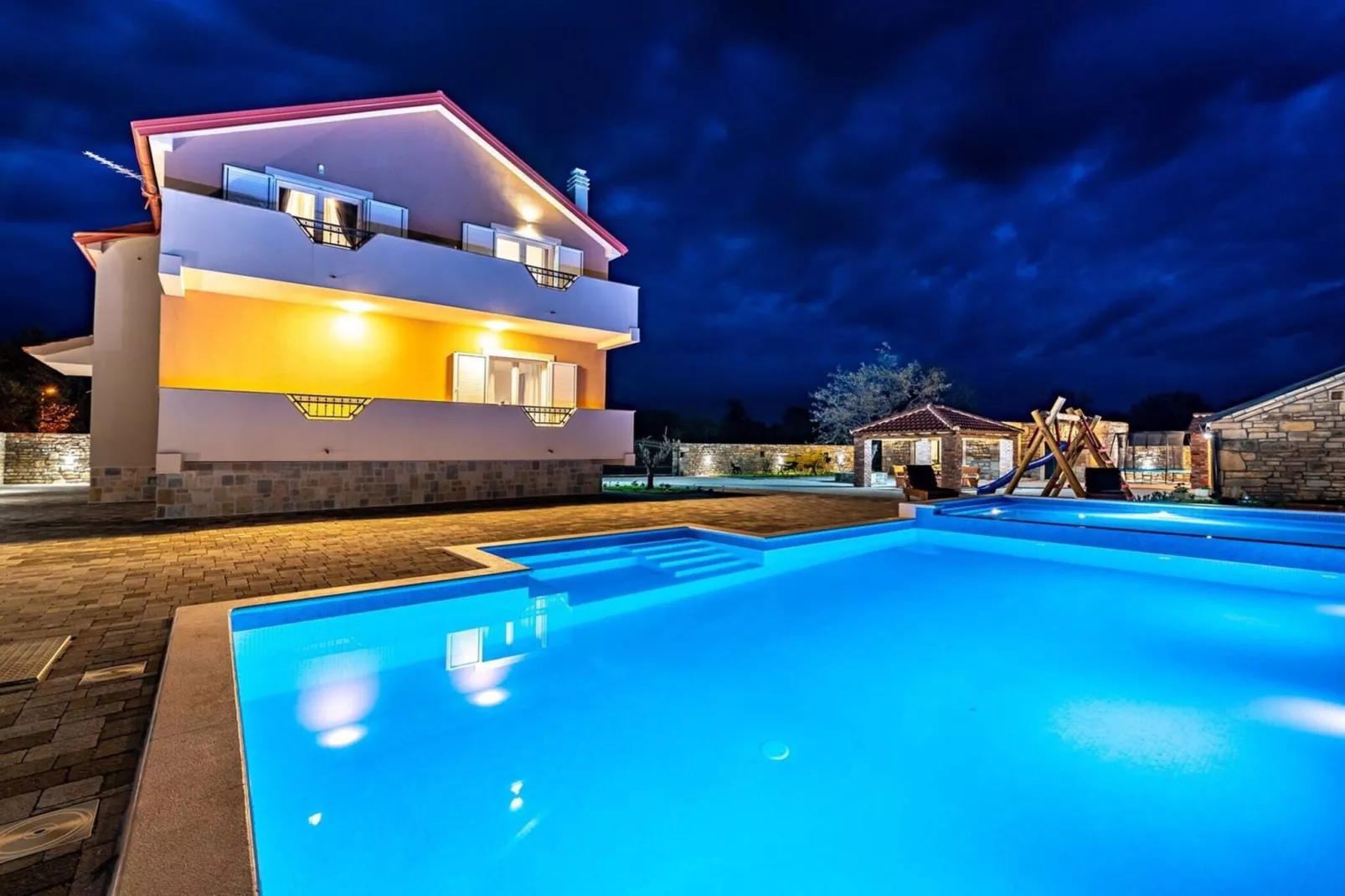 Luxury Villa Escape-Swimming pool