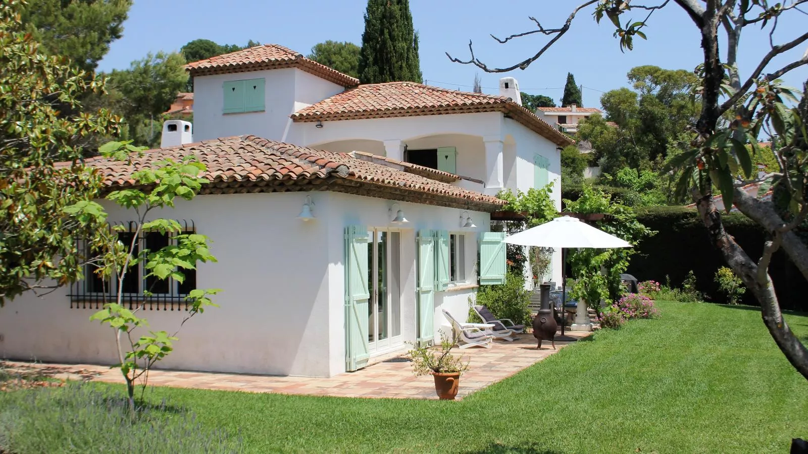 Les Palmiers-Exterior in summer