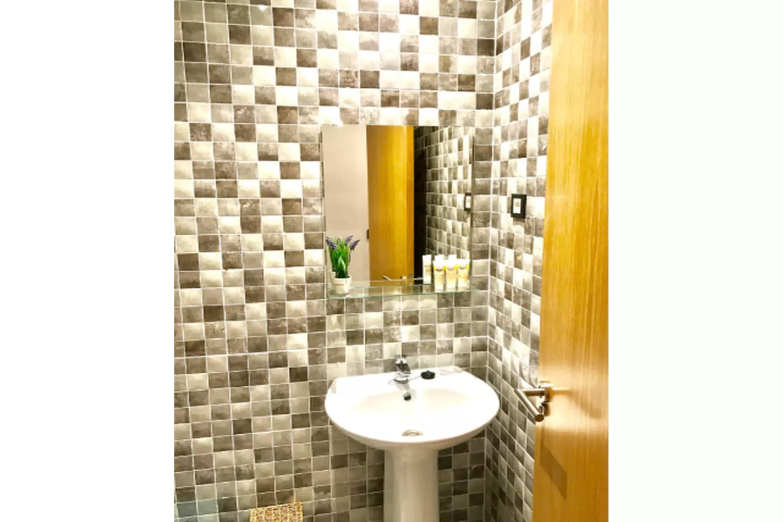 CT 377 - Faro's Malaga Citycenter - Refino Apartment - Rooftop Pool-Bathroom