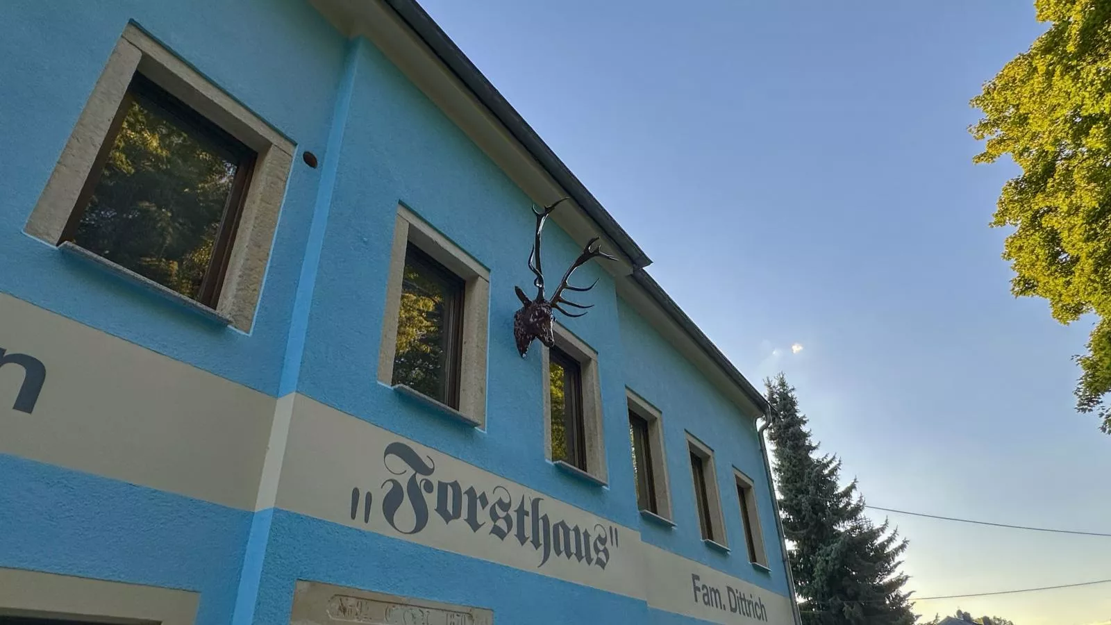 Forsthaus-Exterior in summer